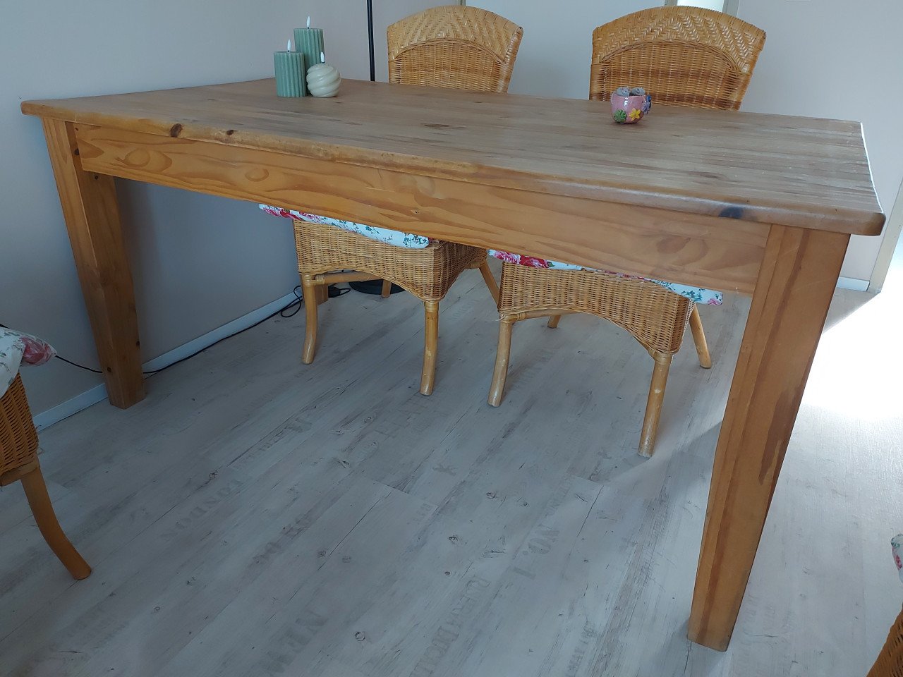 Stevige grenen eethoek met vier leuke rieten stoeltjes