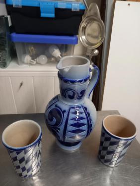 Mooie kan met deksel en 2 mokken