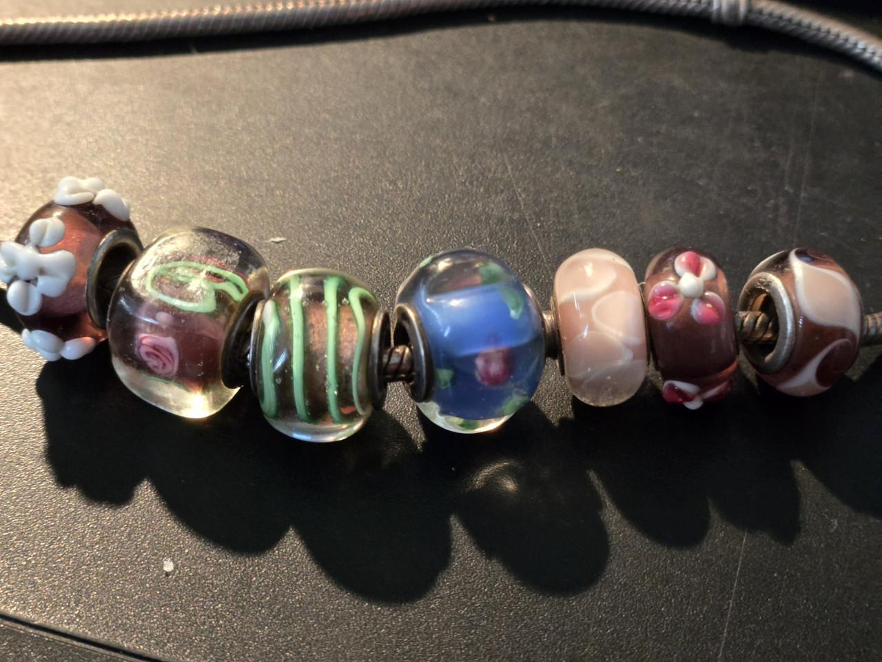 Pandora armband 19 cm,ketting 42 cm,7 kralen,4 zilveren kralen en 3 ringen