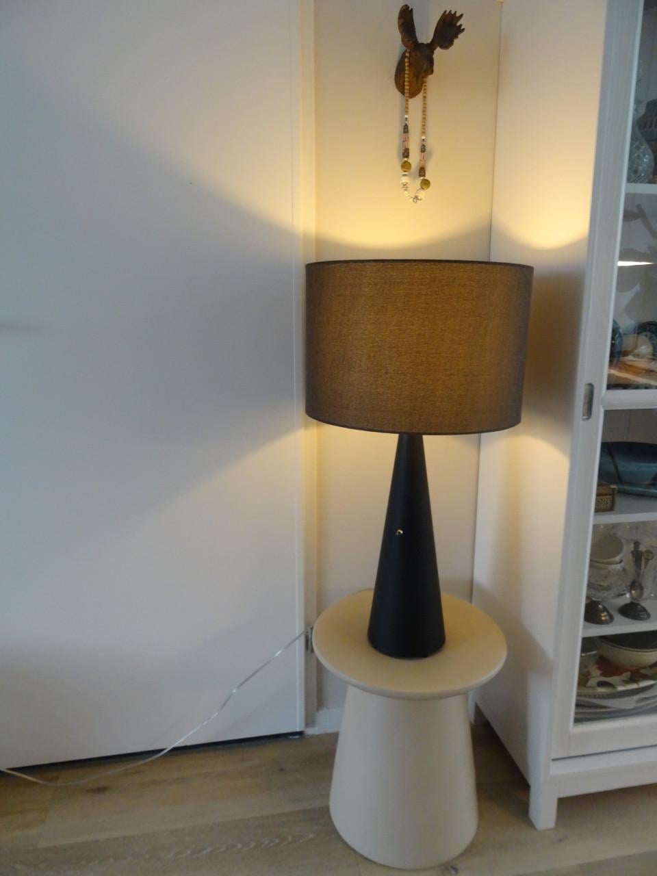 Fraaie tafellamp, bruine stoffen kap en zwart onderstel