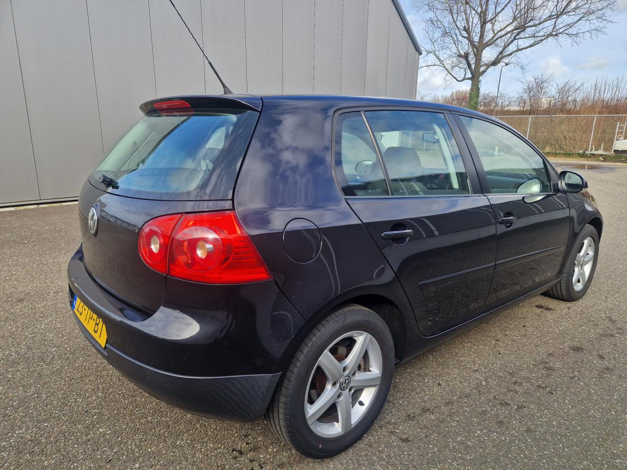 Volkswagen Golf 1.6 FSI Optive 2