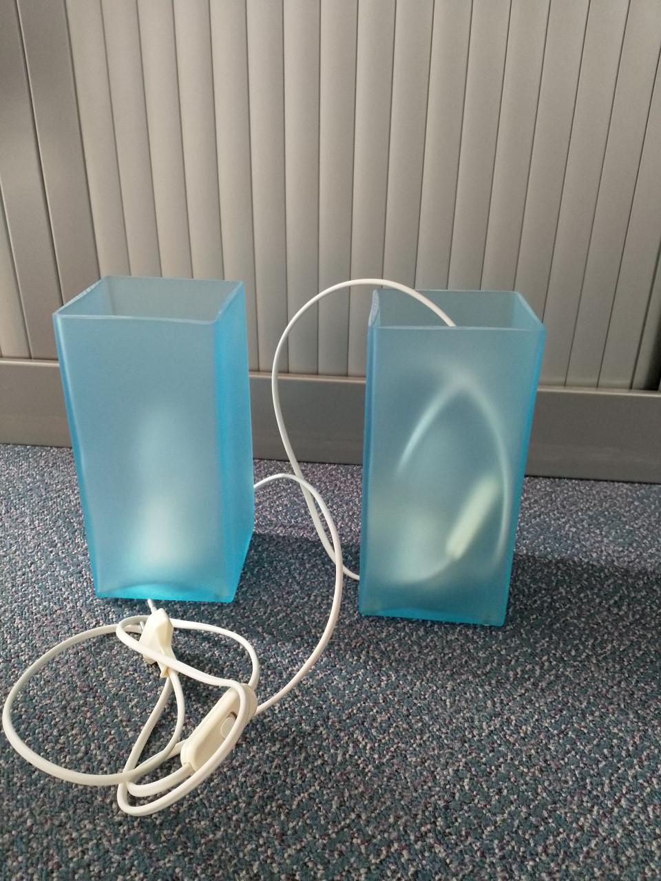 2 Glazen, turquoise/blauwe lampjes