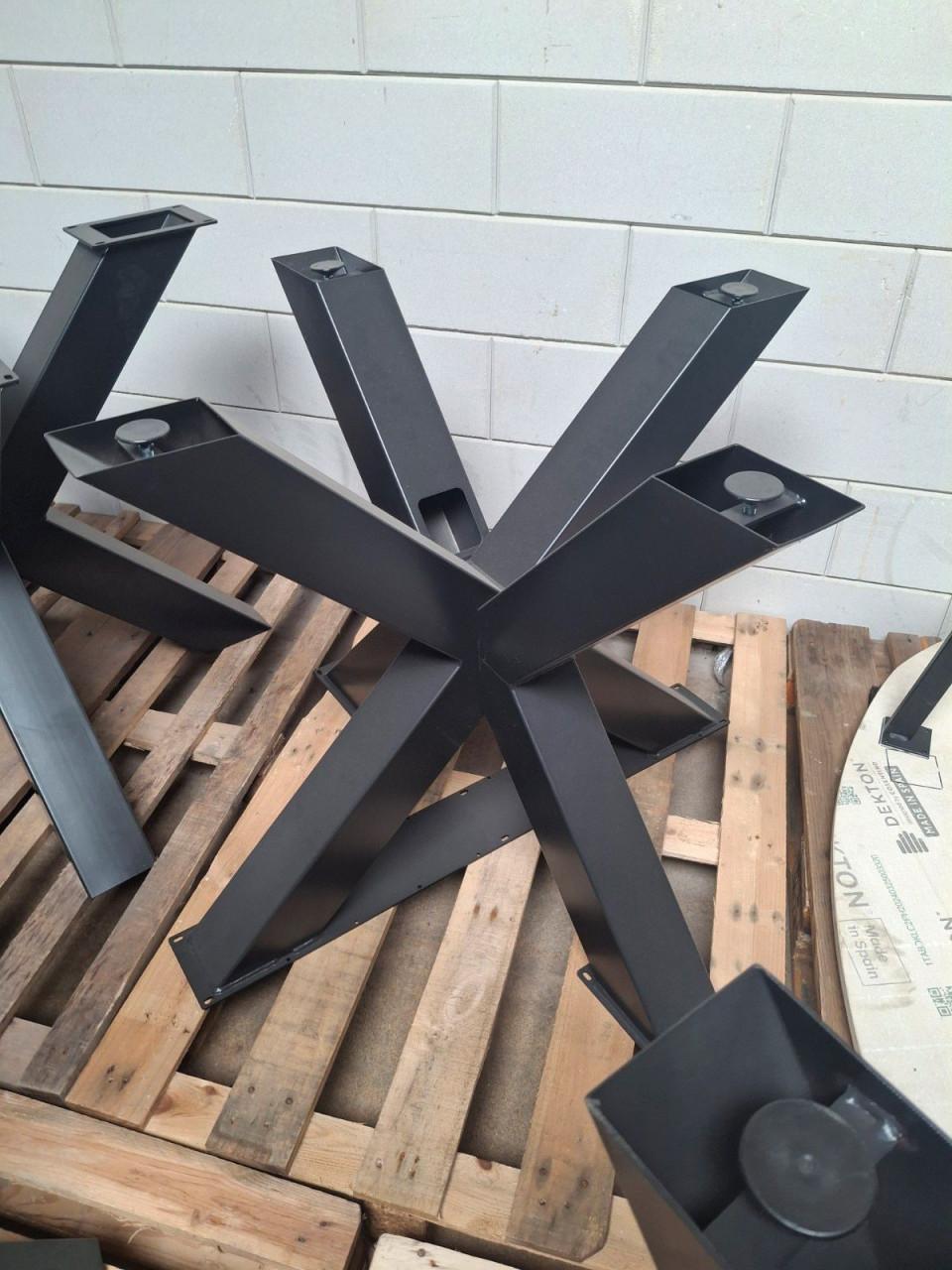 Onderstellen eetkamertafels.