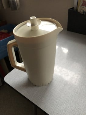 Tupperware schenkkan met vacuum deksel