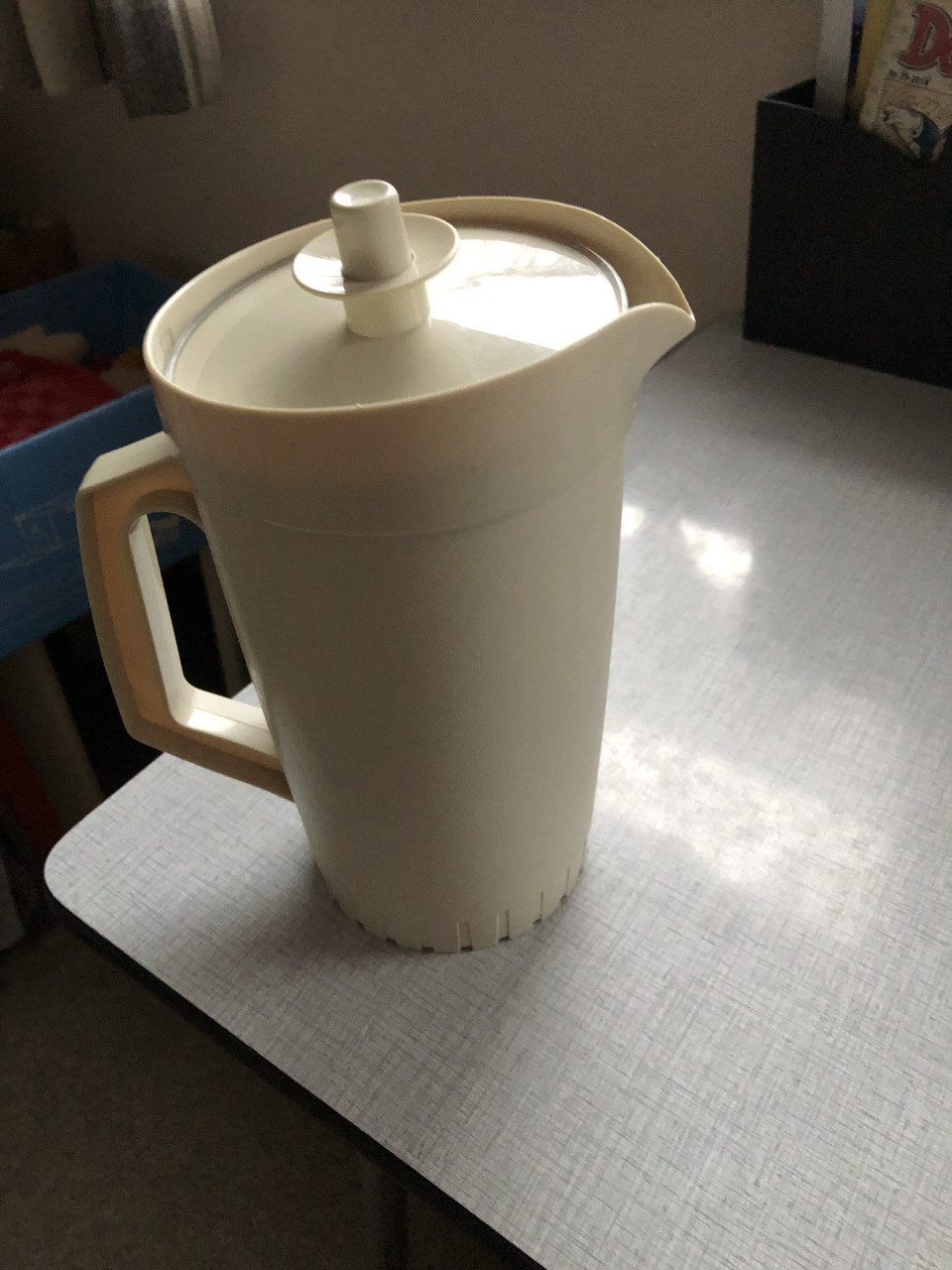 Tupperware schenkkan met vacuum deksel