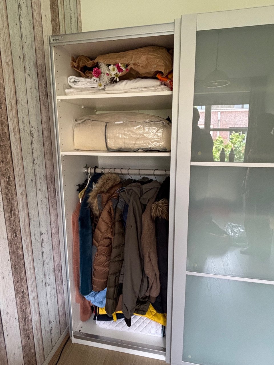 Pax kast met zweefdeuren in melkglas