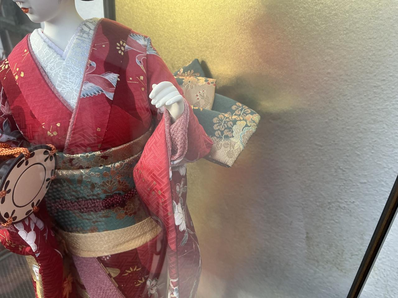 Vintage grote Geisha pop in vitrine