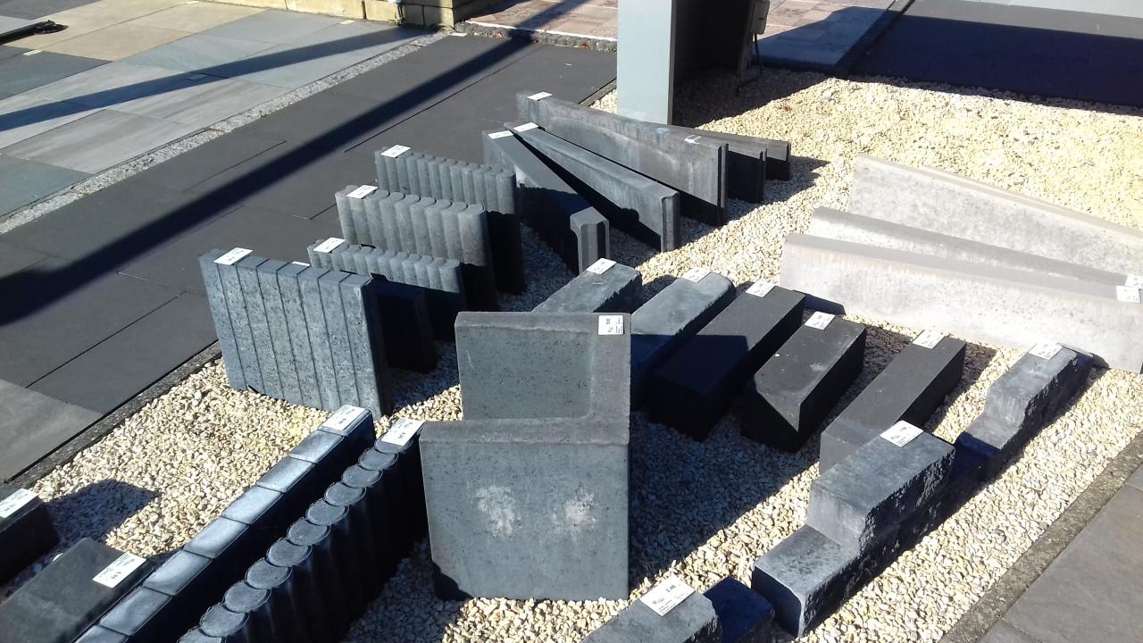 Opsluitbanden grijs of antraciet. va. €3,20 p.st.