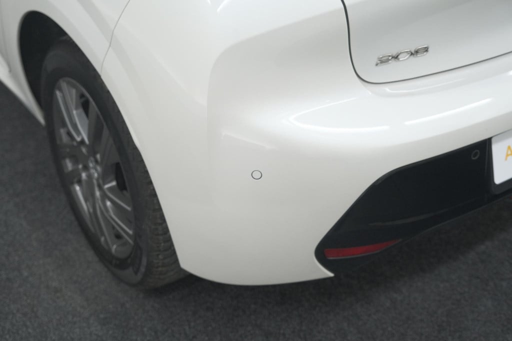 Peugeot 208 puretech 100 eat8 allure pack | camera | apple carplay | parkee