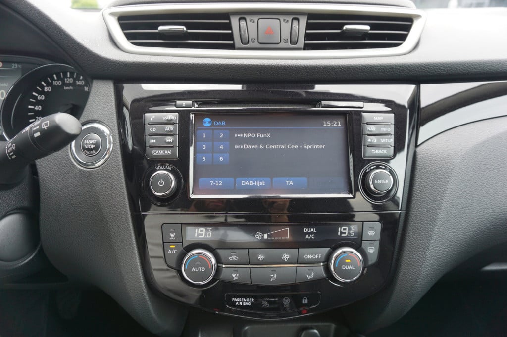 Nissan Qashqai 1.2 tekna + climate / navi / cruise / elektr. ramen / pano. 
