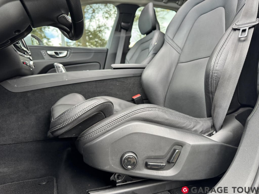 Volvo XC60 2.0 t8 twin engine awd inscription pano hud trekh