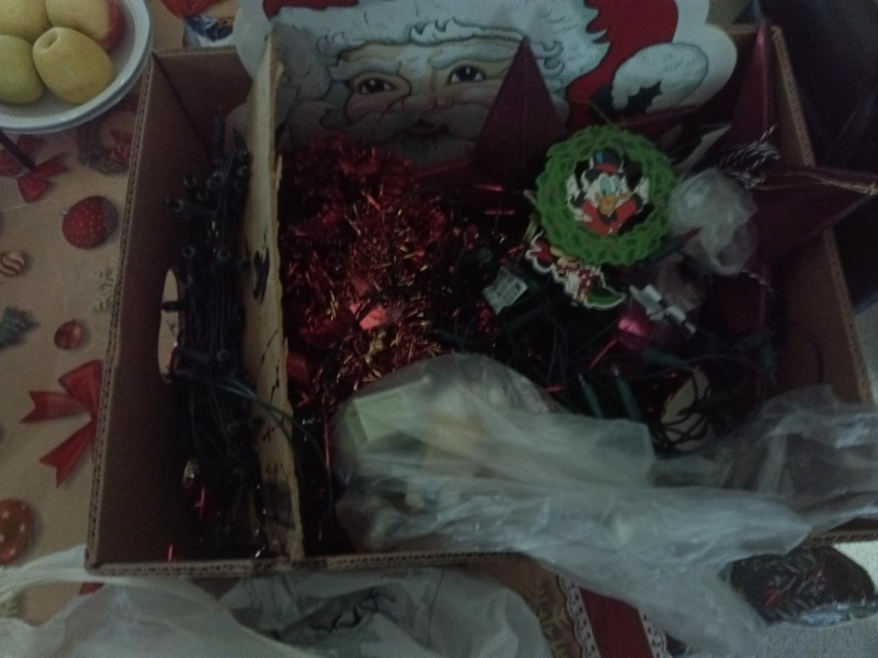 Doos met allerlei kerstversiering