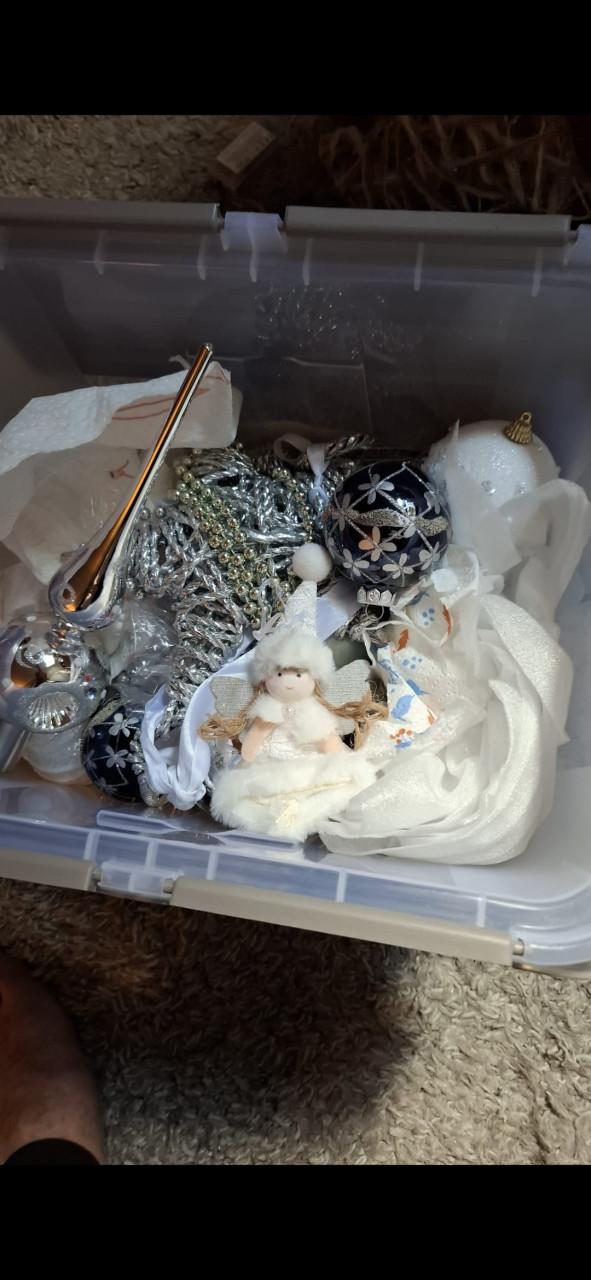 Kunstkerstboom met versieringen