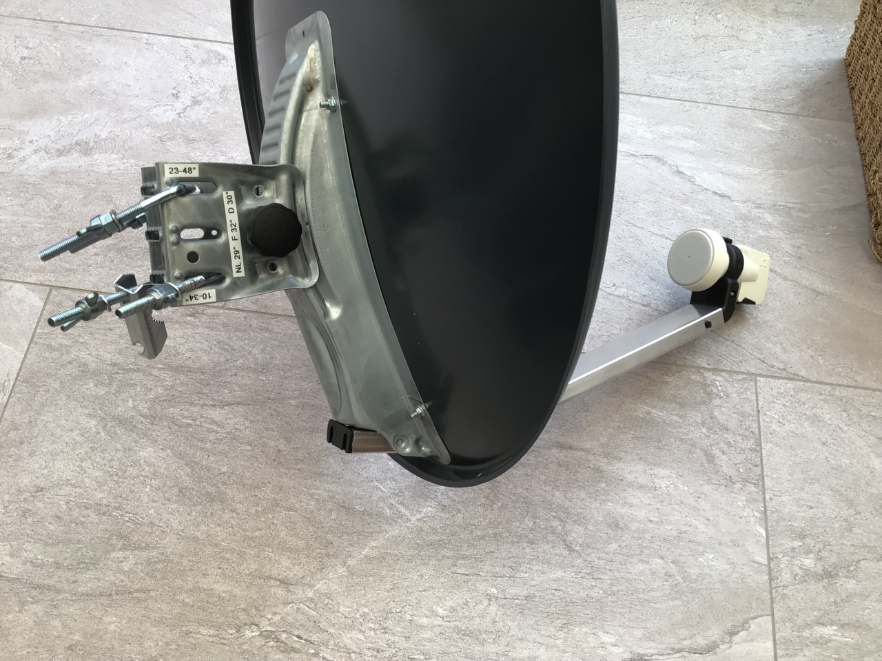 Schotelantenne Triax 60cm met meter.