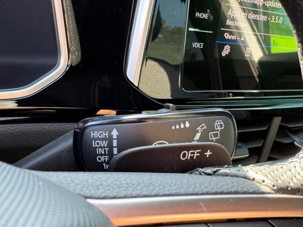 Volkswagen T-roc 1.5 tsi r-line edition * camera * massage * parkeerhulp