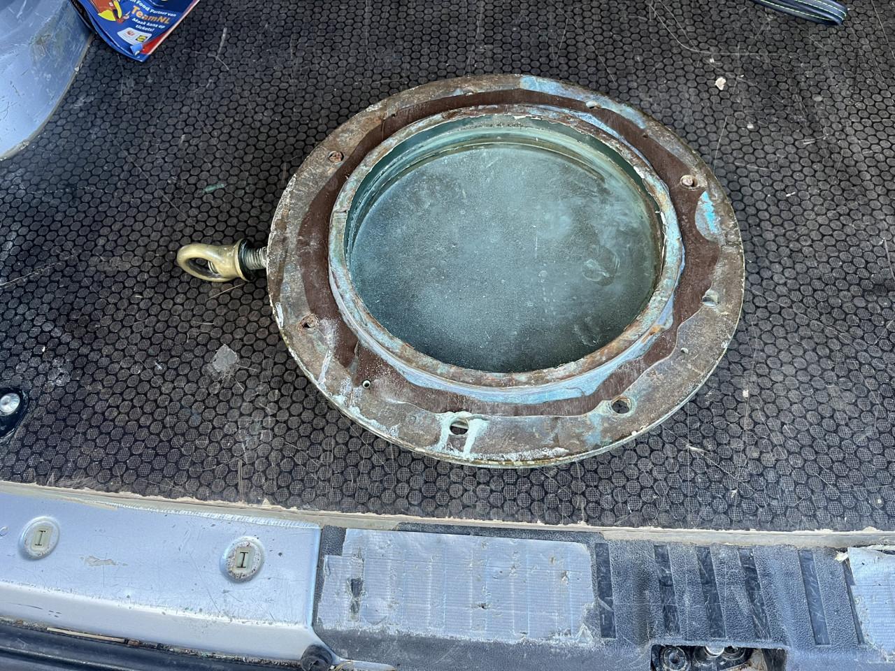 Patrijspoort met blind messing