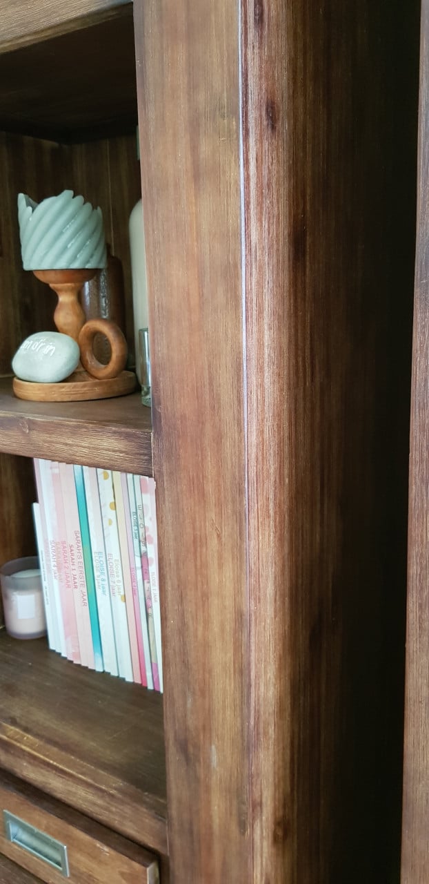 Inboedel: boekenkasten, eettafel, fauteuils, hanglampen, vloerlamp