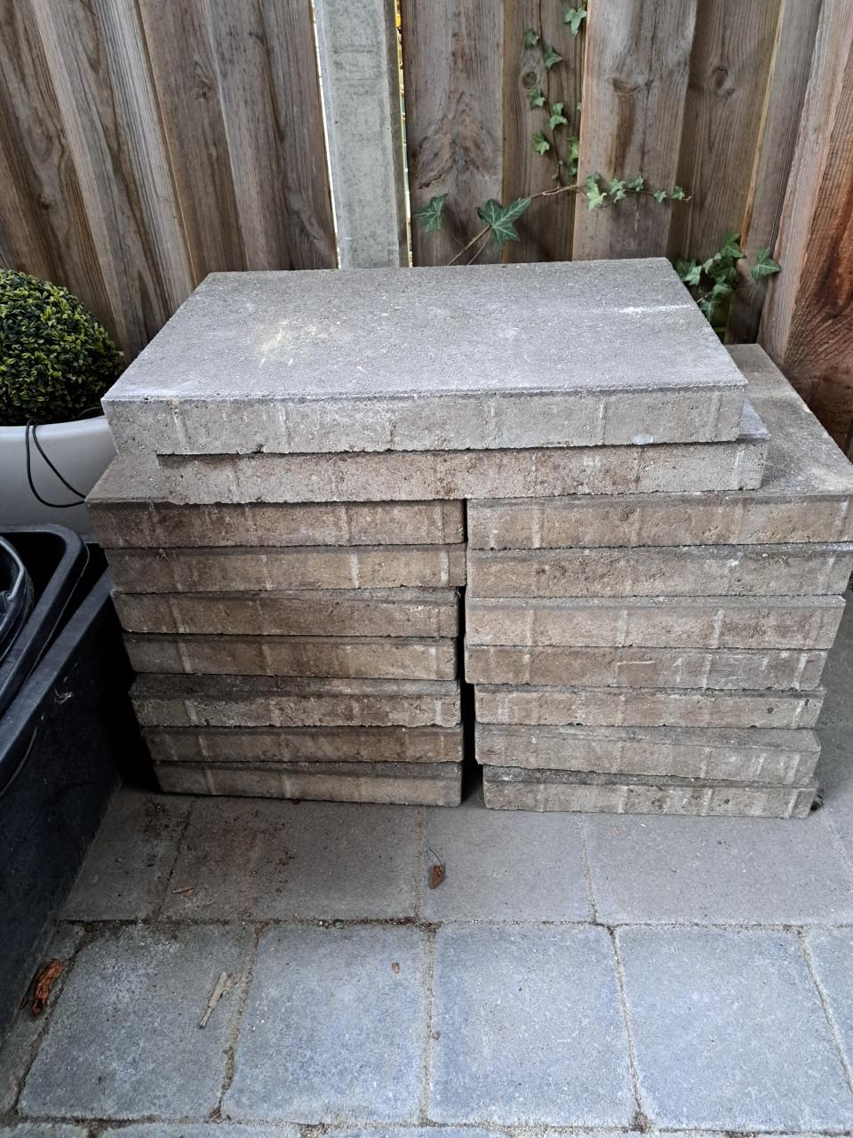 Betontegels 14 stuks 40x40 en 2 stuks 60x40