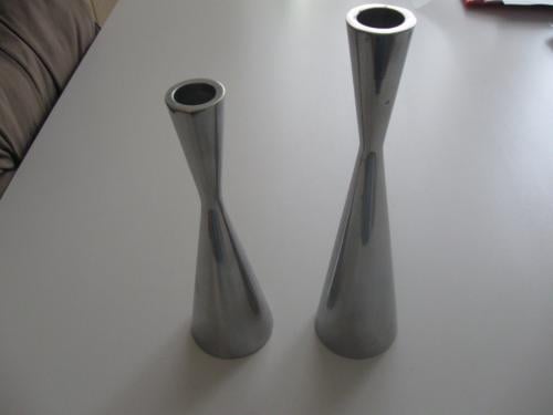 2 Metalen kaarsenstandaards