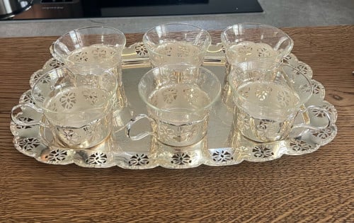 Zilverkleurig theeservies met dienblad