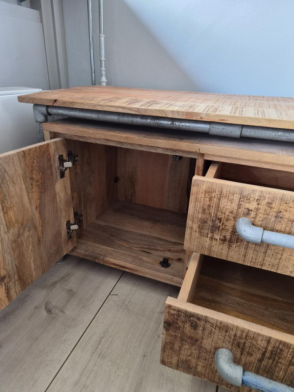 Industrieel kastje van mangohout met steigerbuizen, 149x40x52 cm