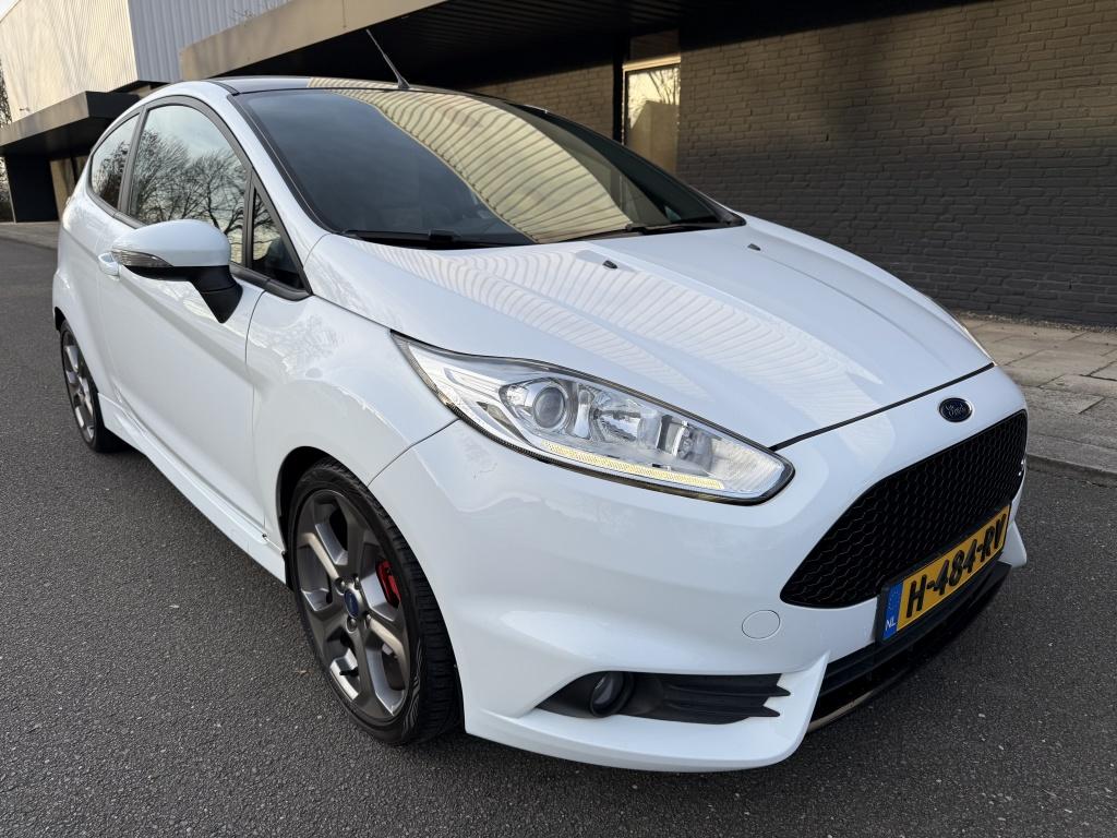 Ford Fiesta 1.6 st // nieuwe motor + koppeling, distributie en grote beurt 
