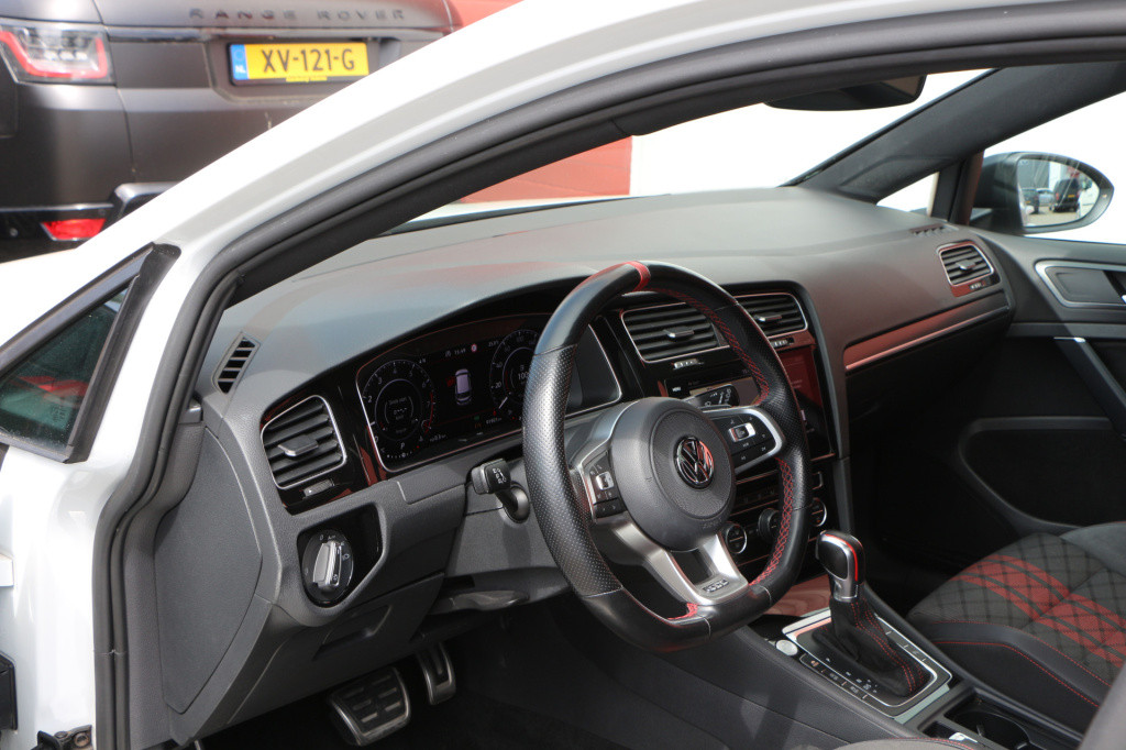 Volkswagen Golf 2.0 tsi gti tcr | akrapovic | pano | discover pro