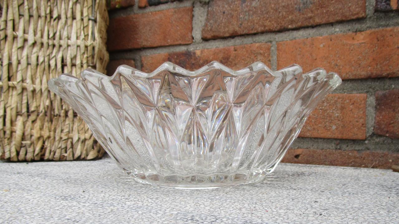 Glazen schaal met decoratief patroon