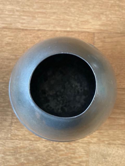 Vaas en schaaltje van gehamerd zilvertin