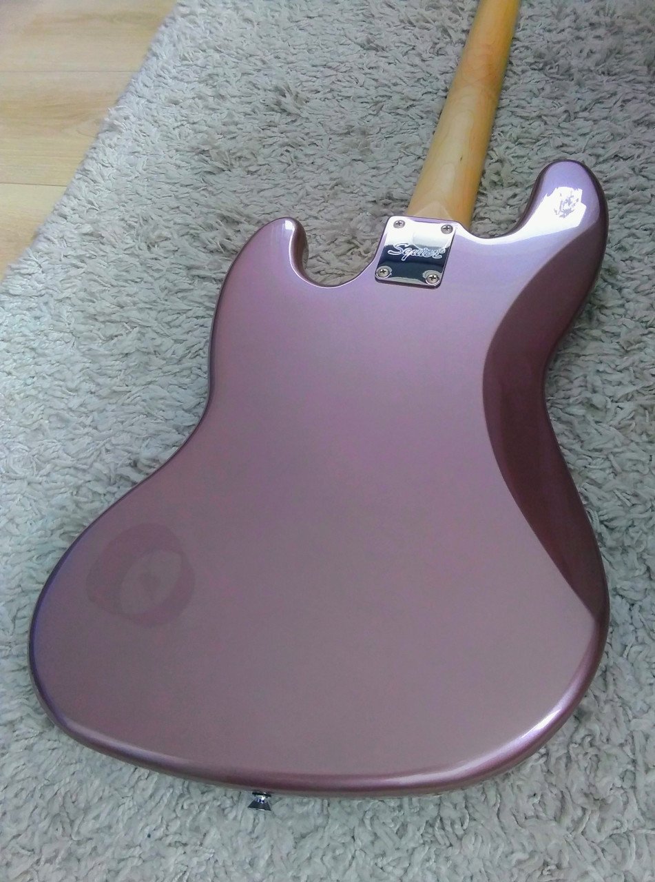 Squier Affinity Jazz Bass 2024 Burgundy Mist/Penny 190 euro.