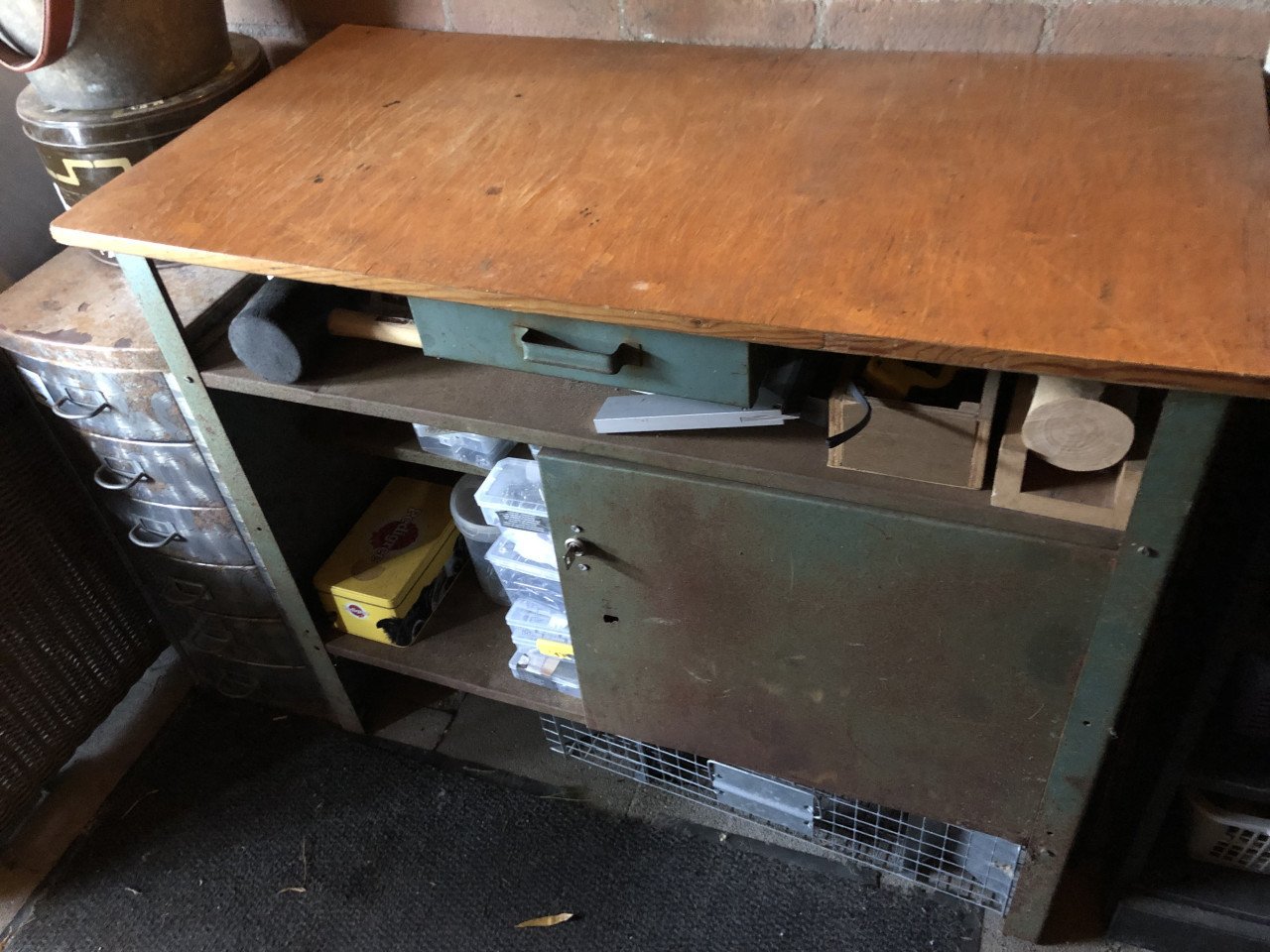 Vintage industrieel werkbankje