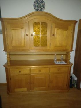 Blank eiken kast voor in huiskamer