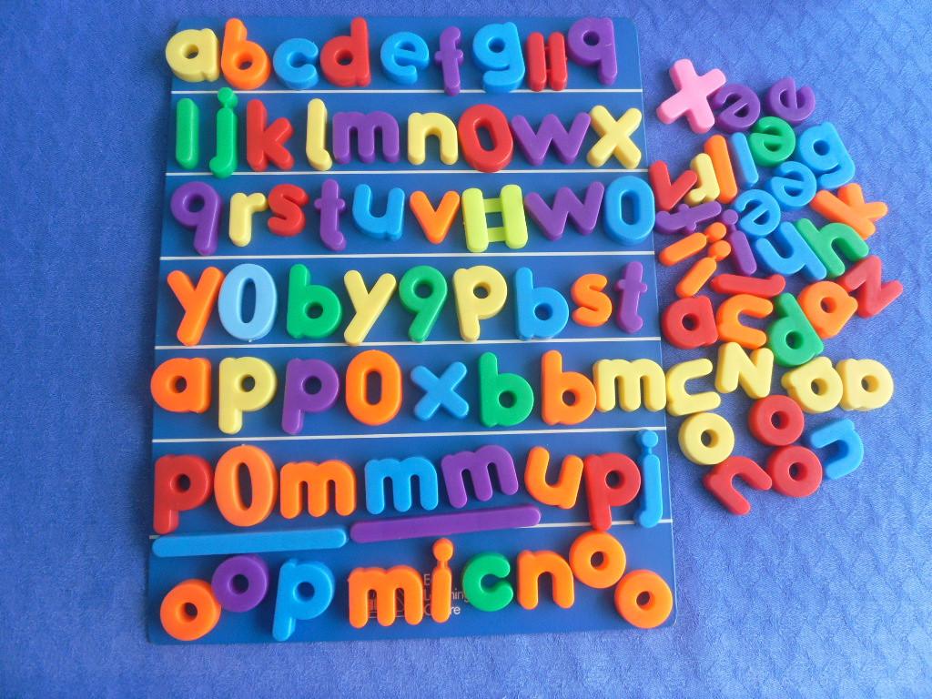 MAGNEETBORD MET LETTERS EN CIJFERS ENZ