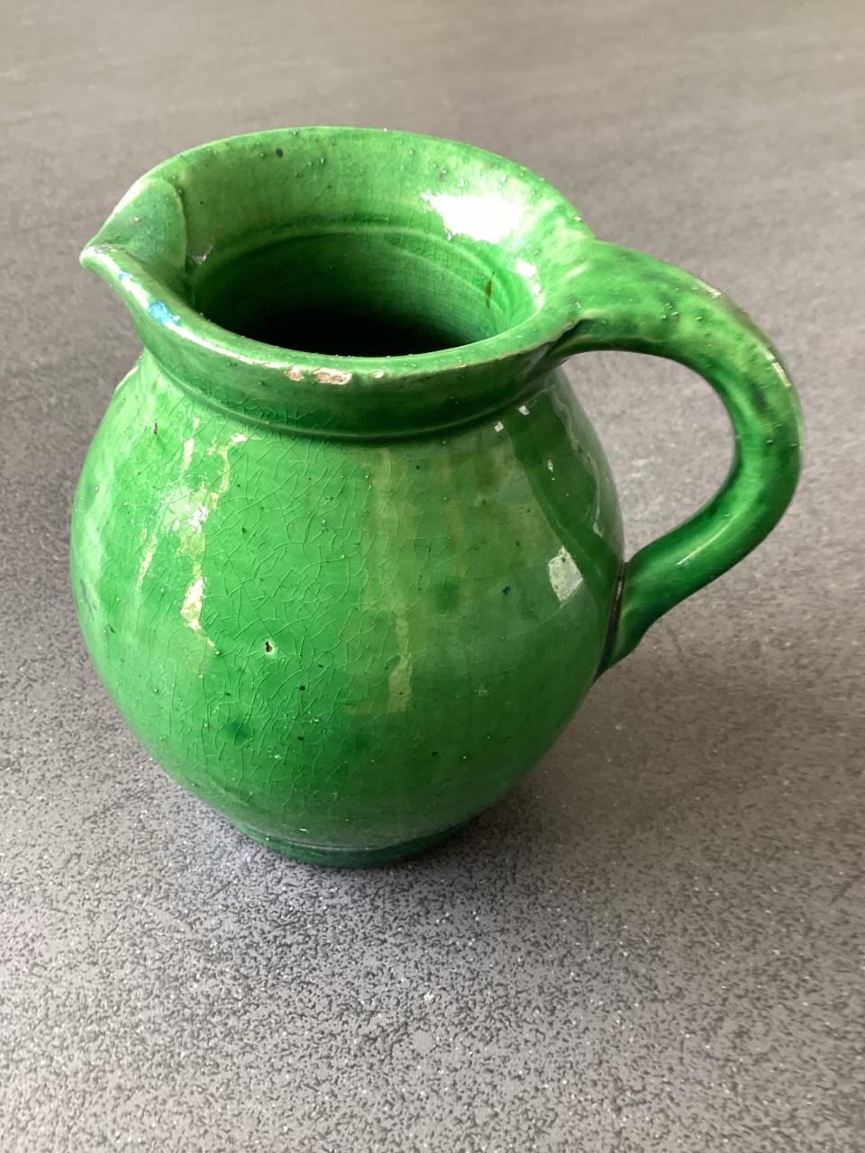 Vintage Geglazuurde groen aardewerk kannetje.