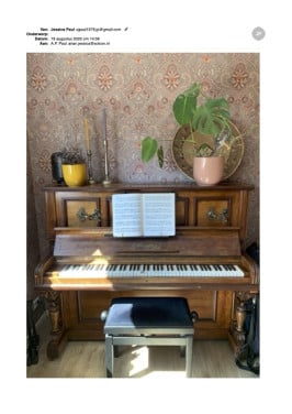 Oude bruine piano met kandelaren