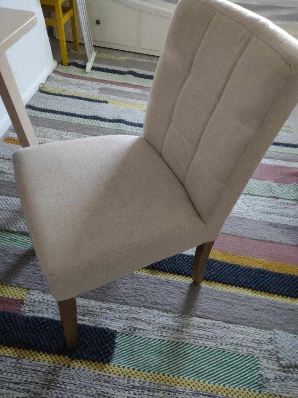 Nette houten eettafel met beige, ecru stoel. B&B set, eetset