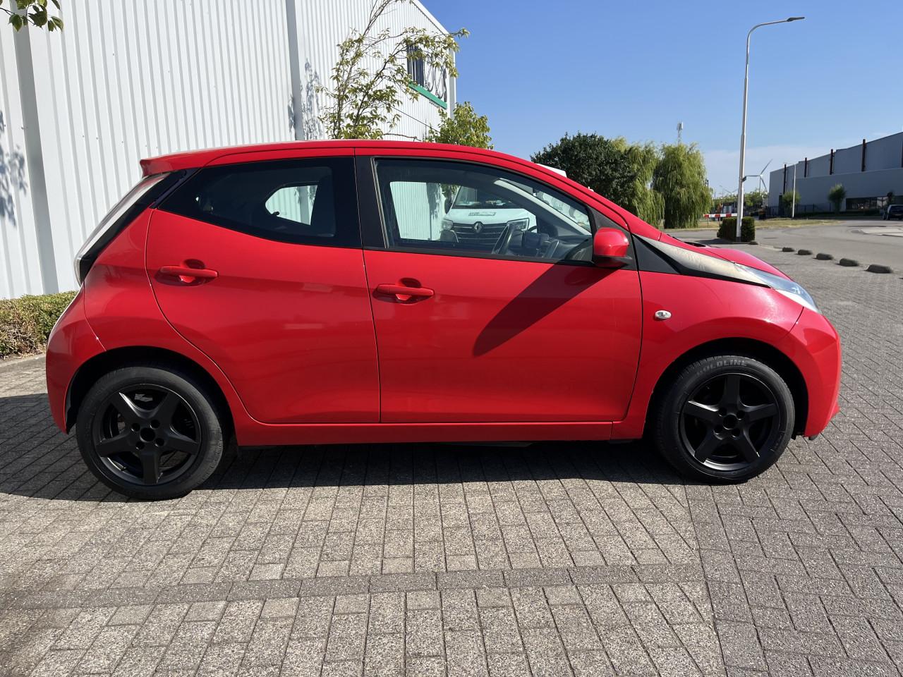 Toyota aygo rood 5deurs 2014 AIRCO NL AUTO NAP