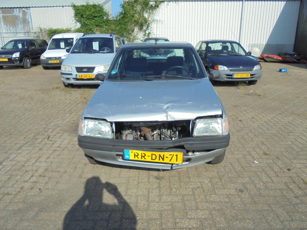 Peugeot 205 met een net interieur en kan gestart worden rijbare schade