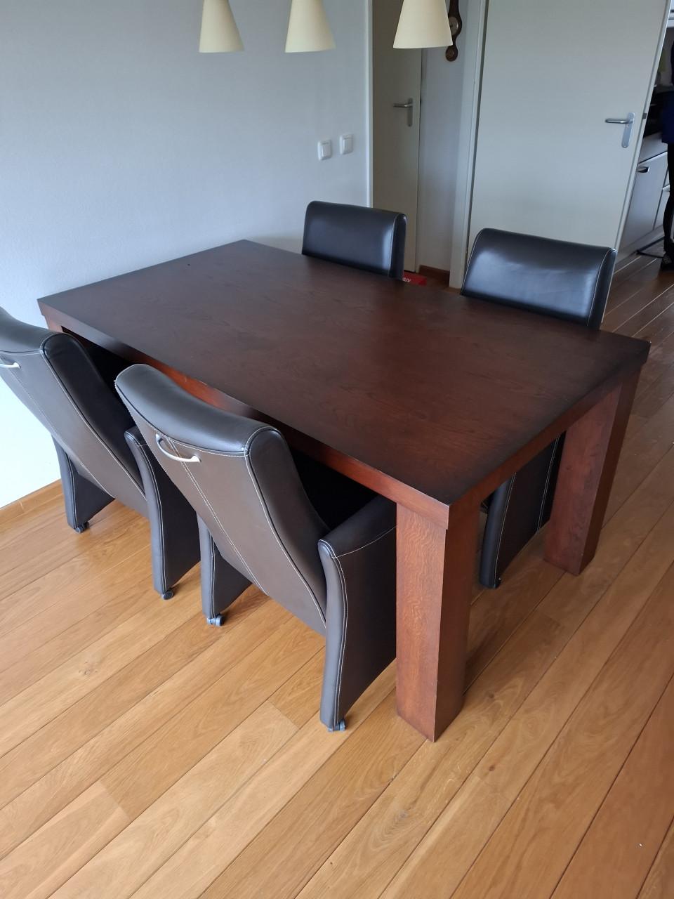 Eettafel met 4 stoelen