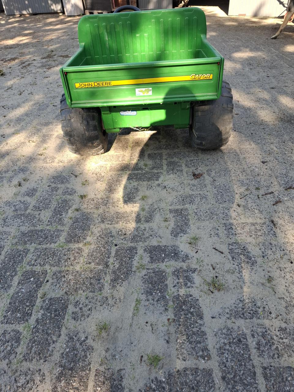 Kinder gator John Deere.