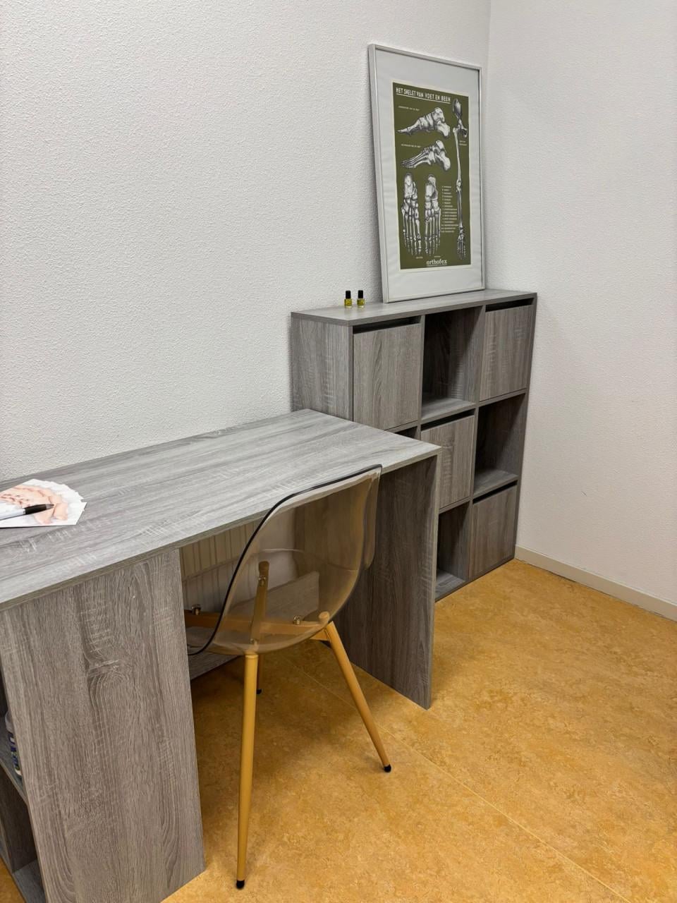 Bureau, 2 kasten en 2 stoelen