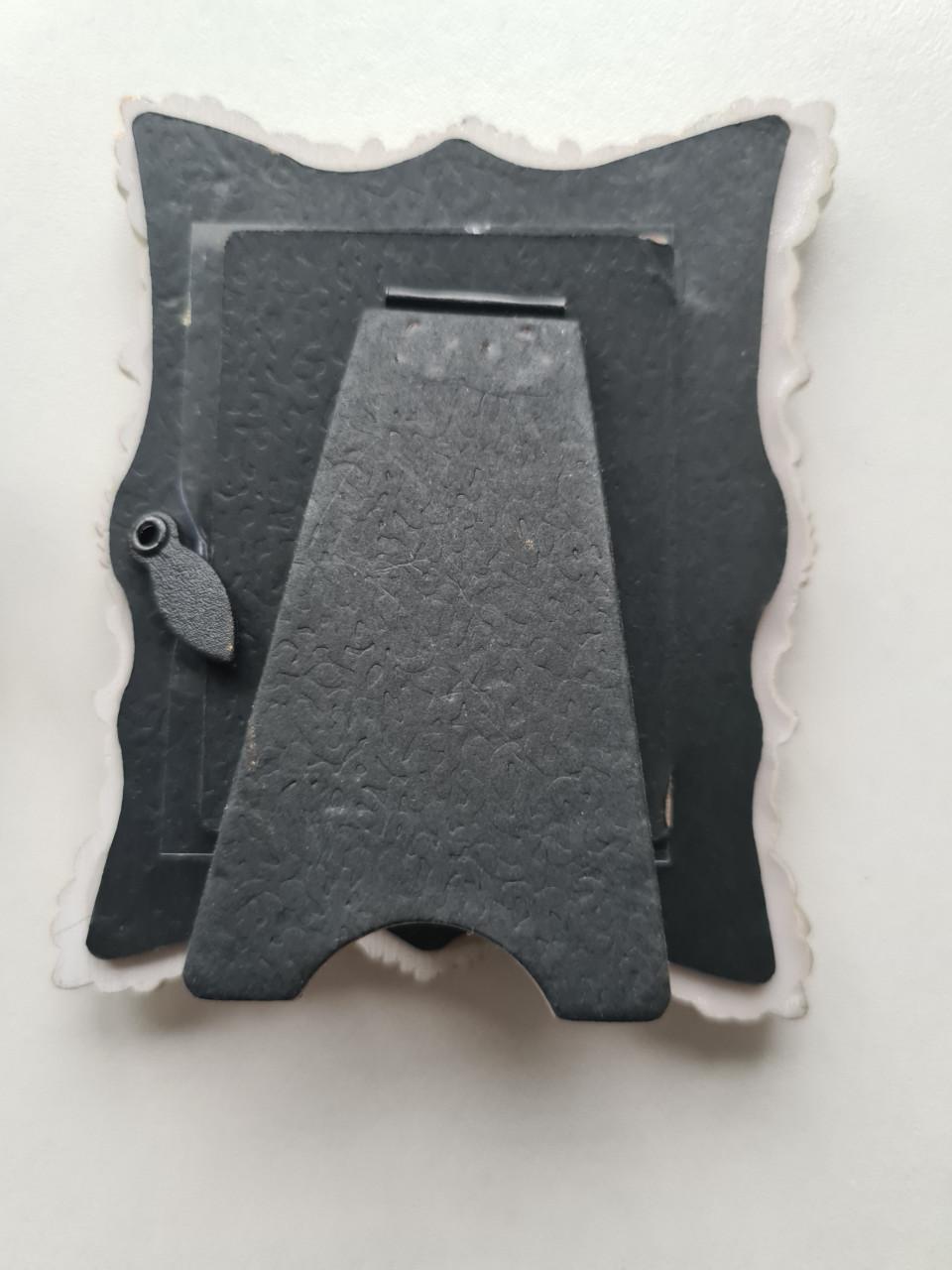 Zilver fotolijstje met zwart houten standaard