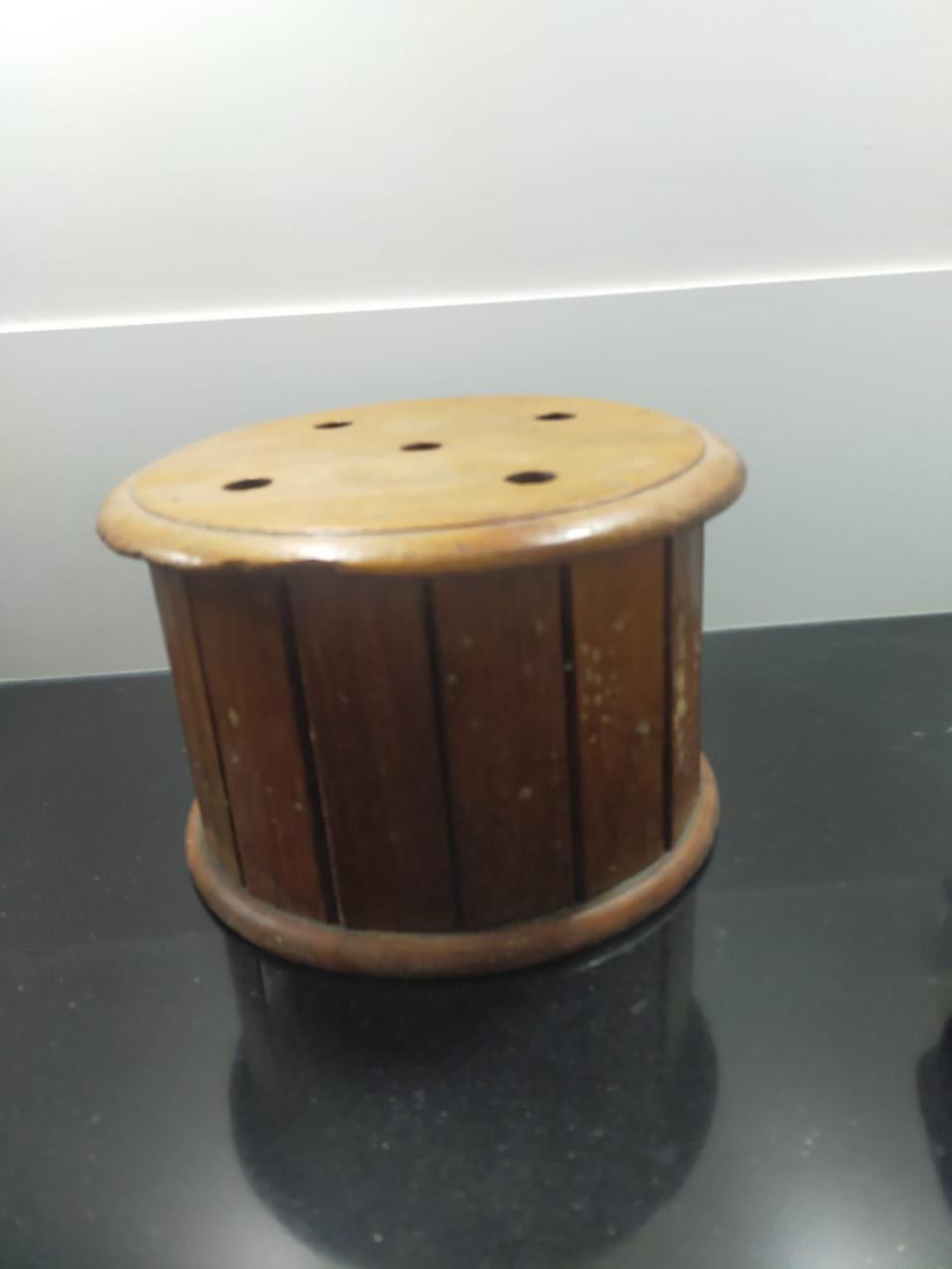 Antieke ronde voetenstoof met aardewerk schaaltje