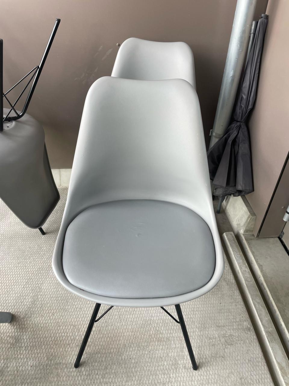 4 grijze stoelen