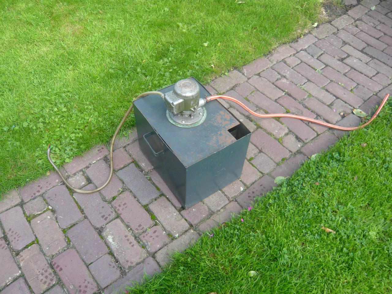 Koelvloeistofpomp op metalen reservoirbak