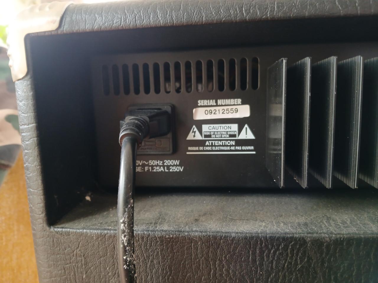 KUSTOM  Bas versterker