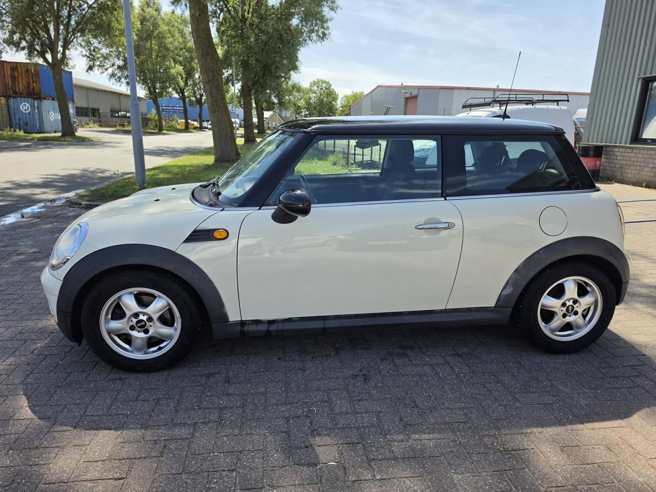 Leuke en nette Mini Cooper 1.4 One, handgeschakeld met 6 versnellingen.