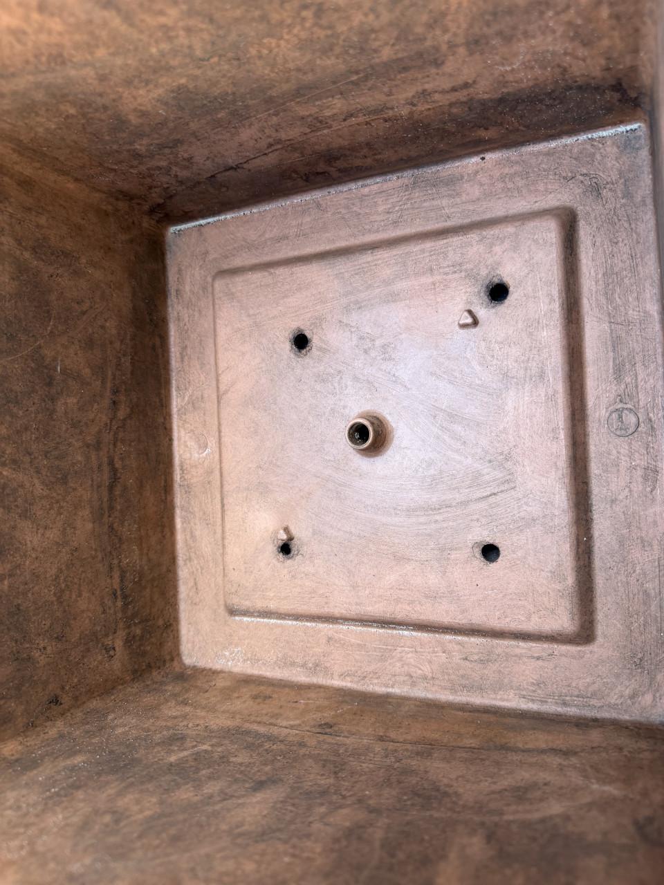 Roestkleurige kunstof plantenbak met afvoer bodem 27x27