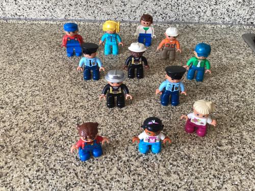 Lego Duplo.   10 verschillende poppetjes.