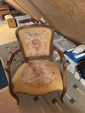 Antieke stoel met bloemenpatroon en houten harpstoel